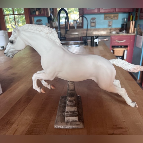 SR 1995 GEM TWIST QVC Breyer Model Horse Matte Alabaster Jumping Horse Jumper - Picture 2 of 4